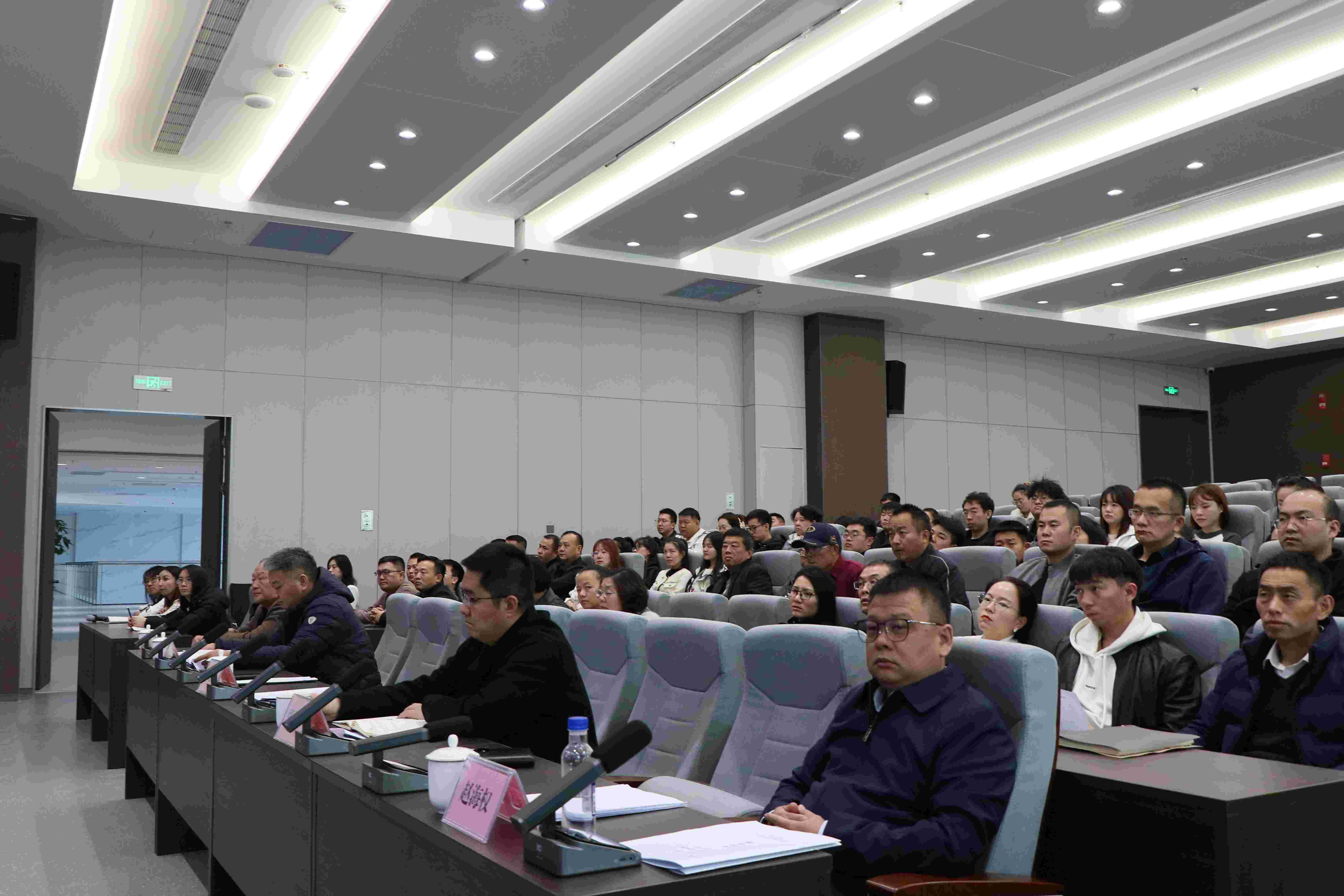 590����֮���¼��ڼ����°칫��¥���������˶�Բ���ֳ�